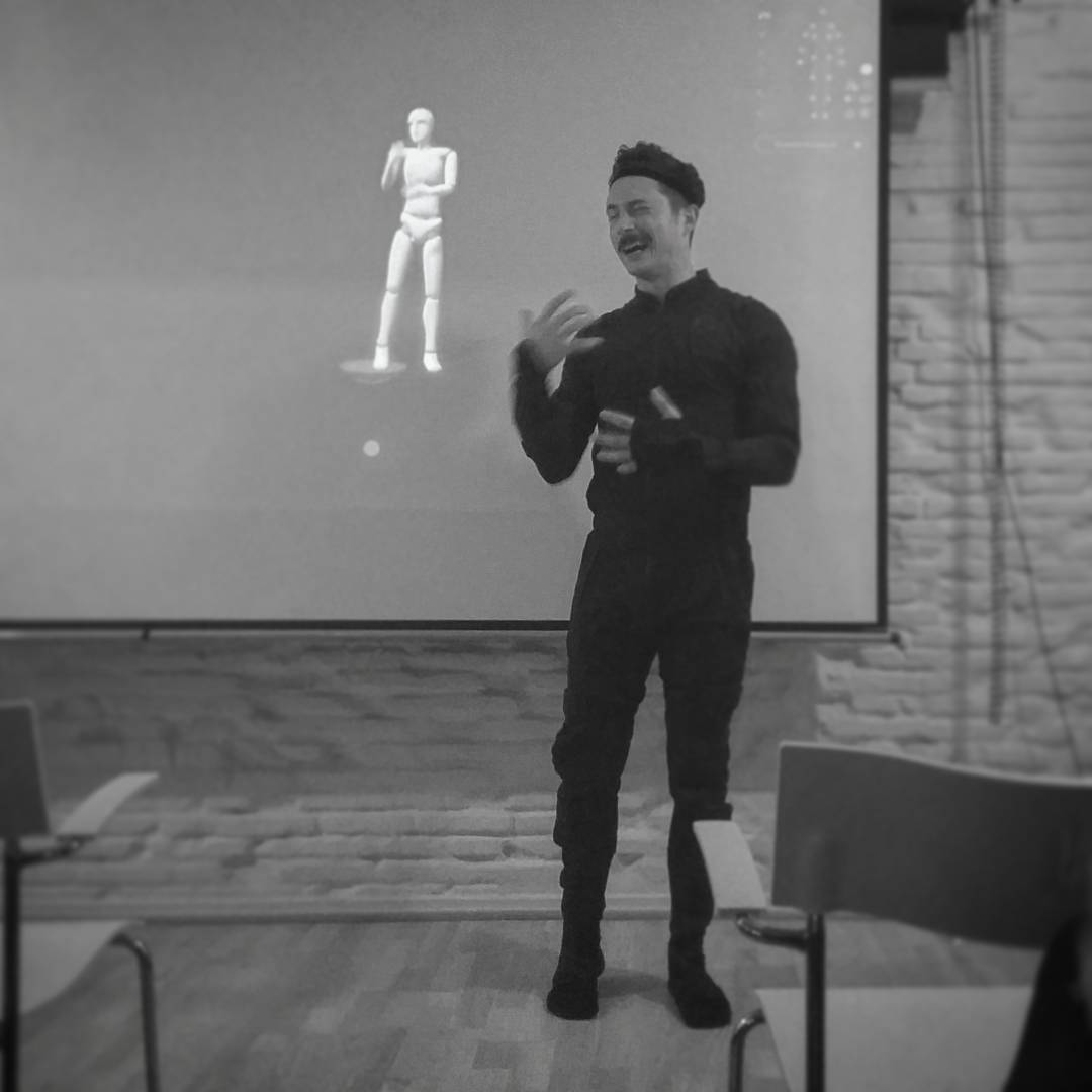 Real time motion tracking done with the smartsuit from @hellorokoko at CIID open lecture. 
#design #